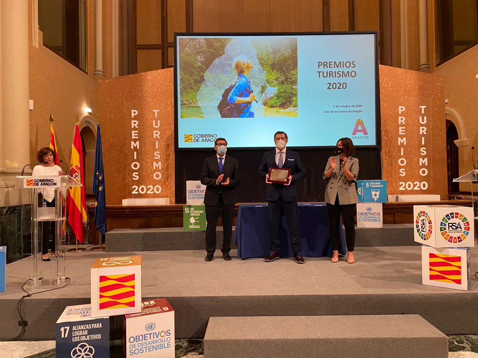 Imagen del director del hotel recogiendo la placa 