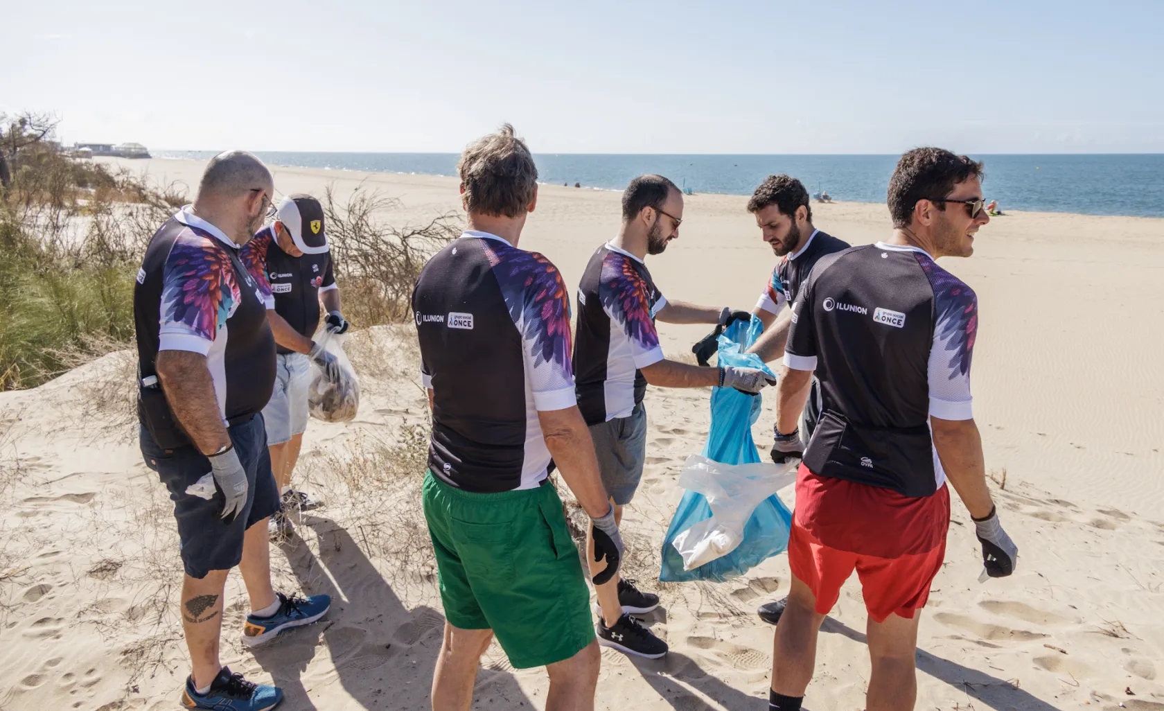 Imagen de varios voluntarios junto a la playa