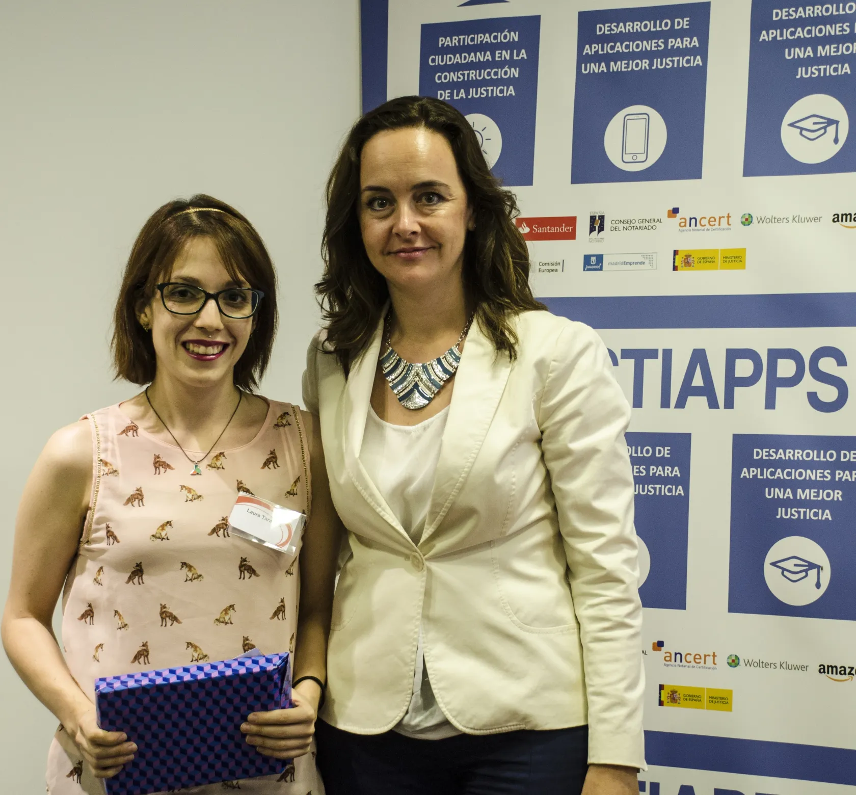 Ana Uruñuela de ILUNION, entrega uno de los premios JustiApps