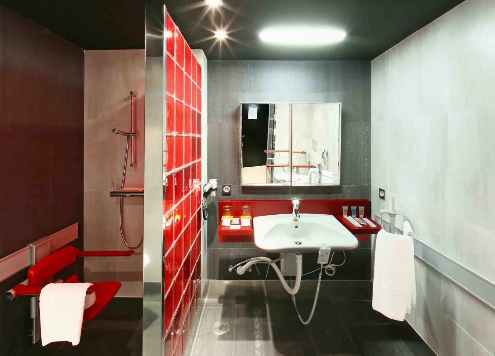 Baño adaptado ILUNION Hotels