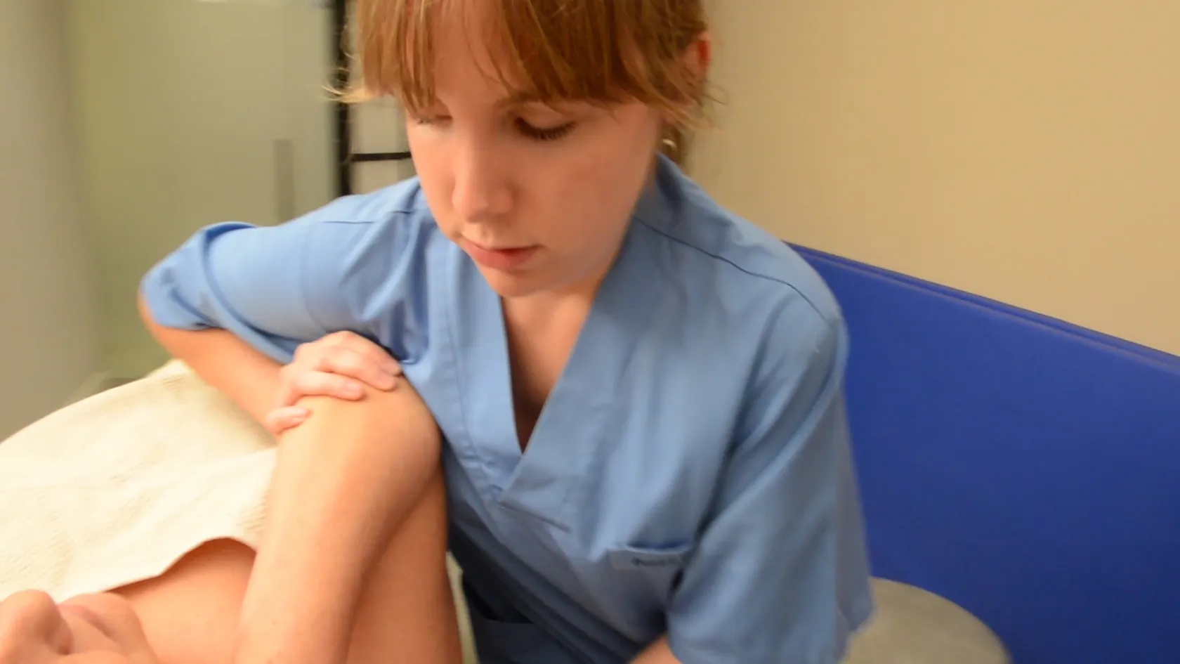 Una fisioterapeuta de ILUNION realizando un tratamiento de fisioterapia