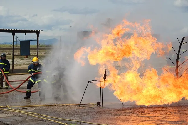 Los bomberos de ILUNION Seguridad apagando un fuego 