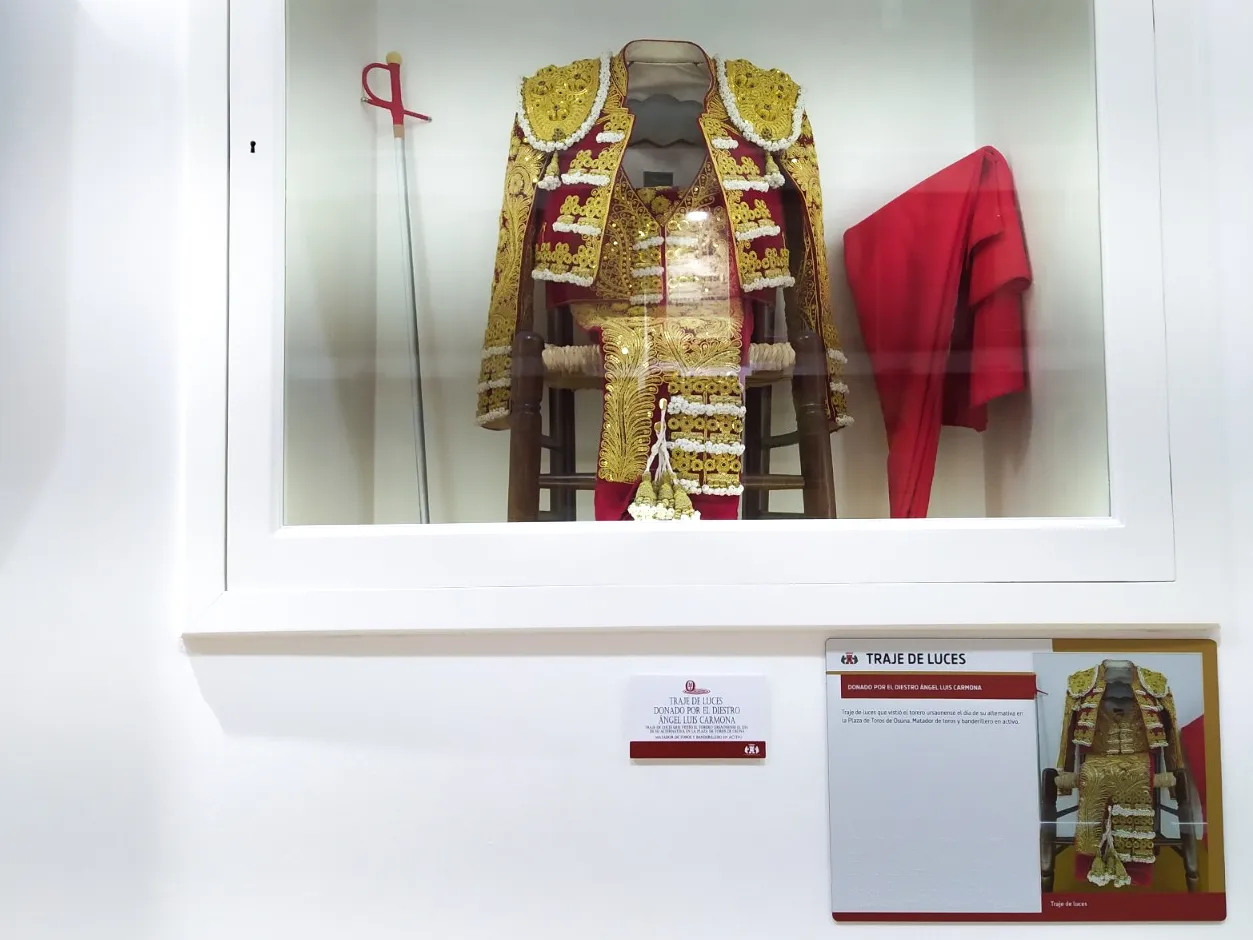 Imagen de un cartel descriptivo junto a un Traje de Luces en el Museo Taurino
