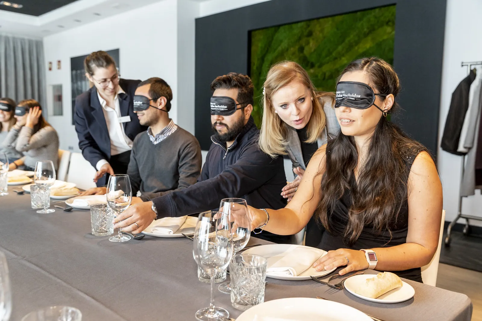 Imagen de la cata con varias personas con los ojos tapados con un antifaz 