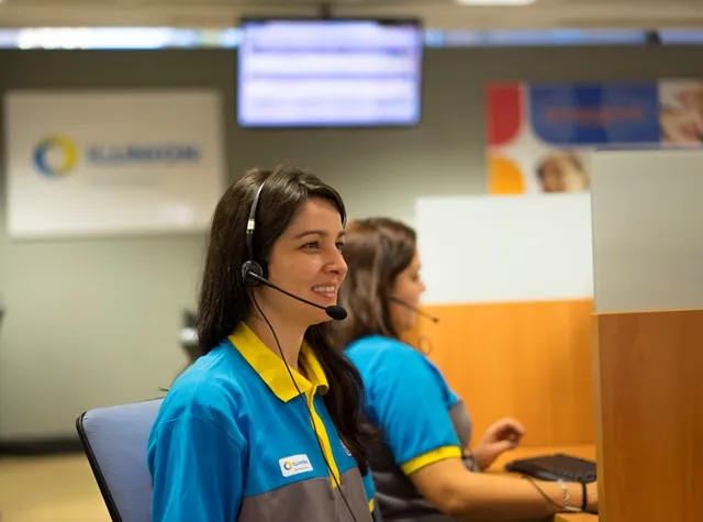 Teleoperadora de ILUNION teleasistencia atendiendo llamadas