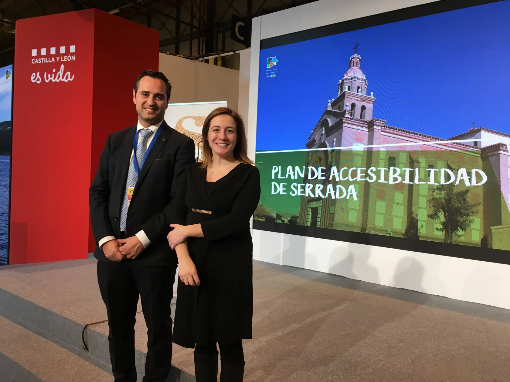 El alcalde de Serrada, César López, y la responsable de I+D de ILUNION Tecnología y Accesibilidad, Jesica Rivero, durante la presentación del plan en Fitur