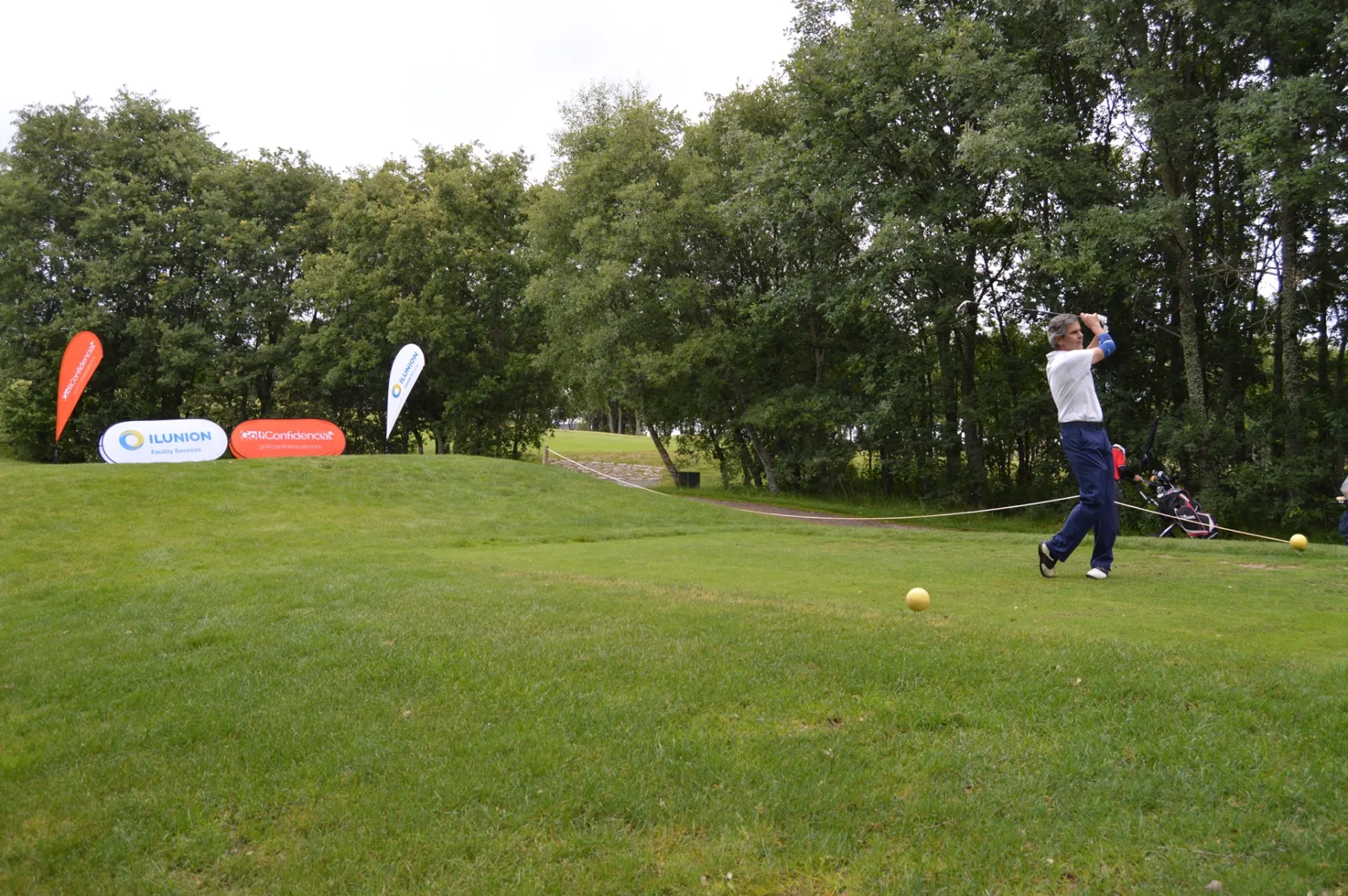Golfista en un campo de golf 