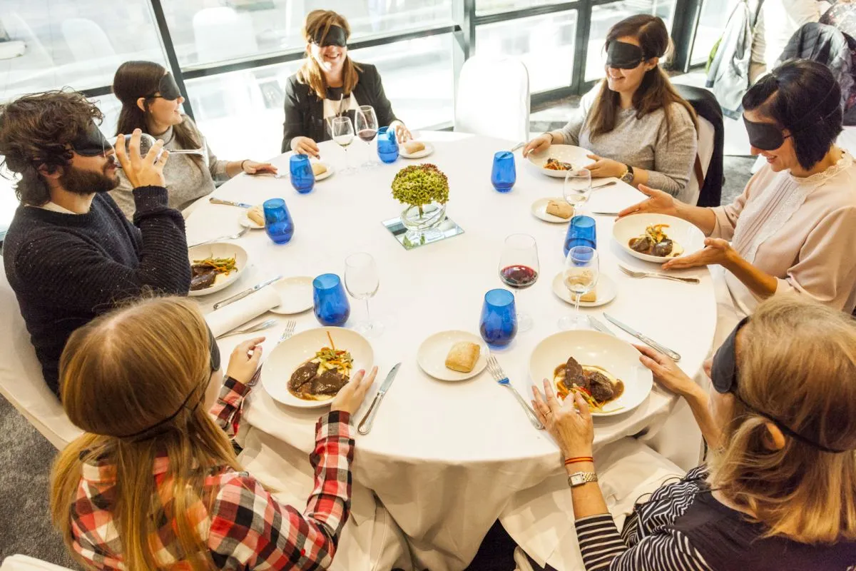 Comensales con antifaz en la comida a ciegas que ofreció ILUNION Hotels