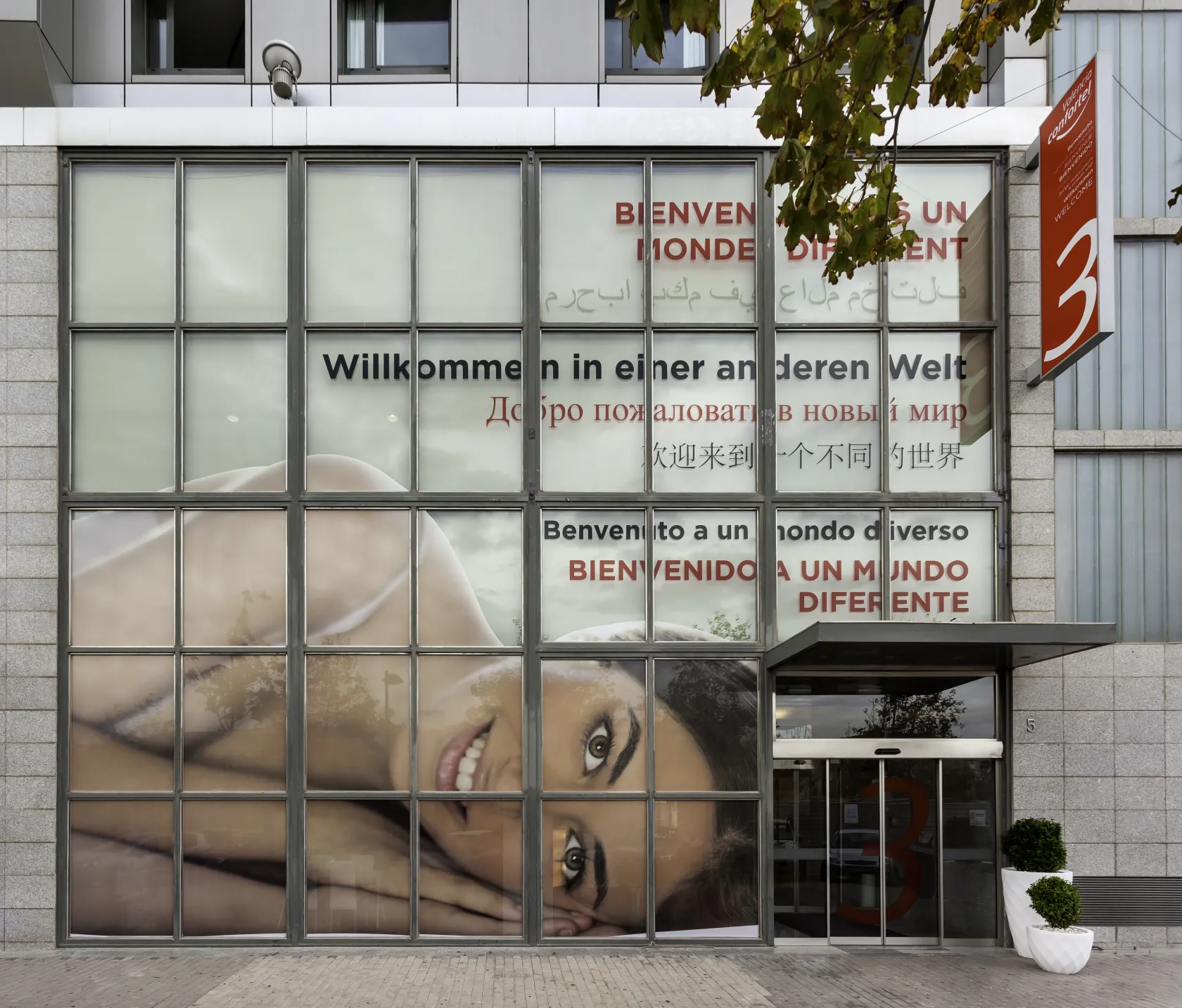 Fachada de Confortel Valencia 3