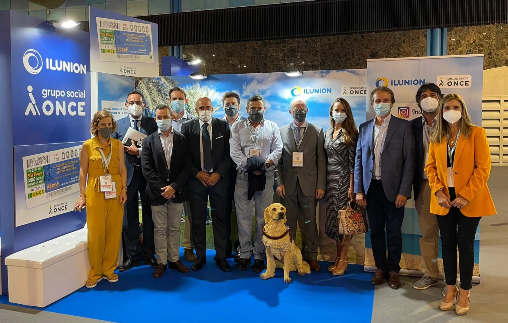Foto de familia de varios participantes en el Congreso de Hospitales de Málaga