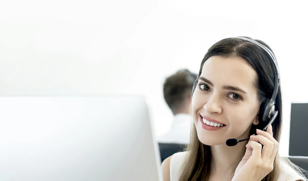 Imagen de una teleoperador junto a un ordenador