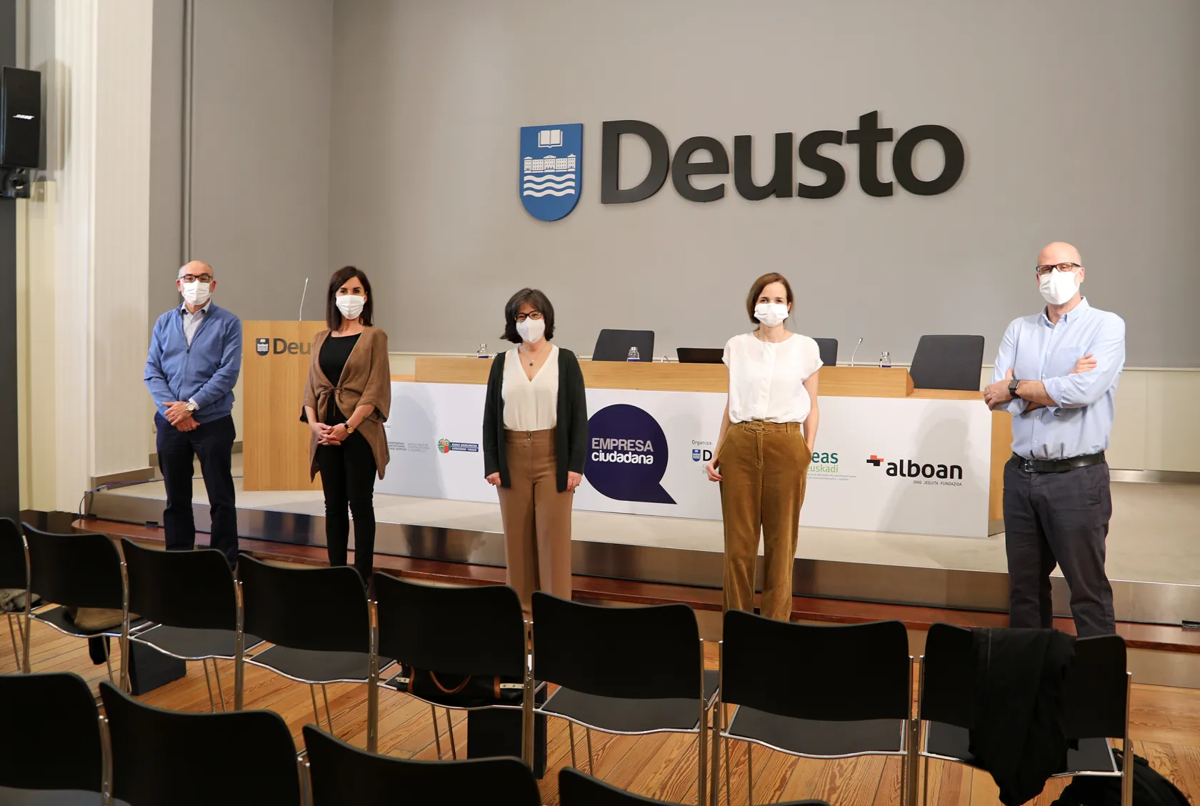 Iciar Arechavala, del departamento de Desarrollo Corporativo e Innovación de ILUNION, junto al resto de participantes en la clausura 