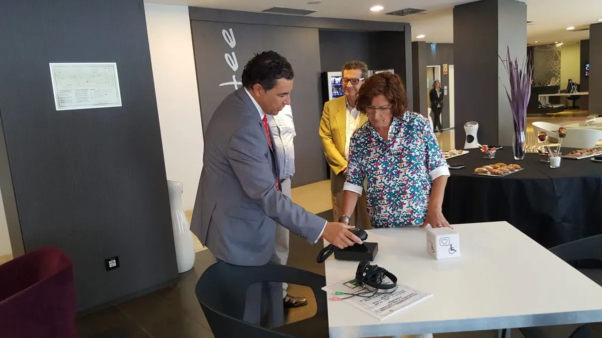 Imagen de la visita de la consejera de Ciudadanía y Derechos Sociales de Aragón, María Victoria Broto, durante su visita al ILUNION Romareda