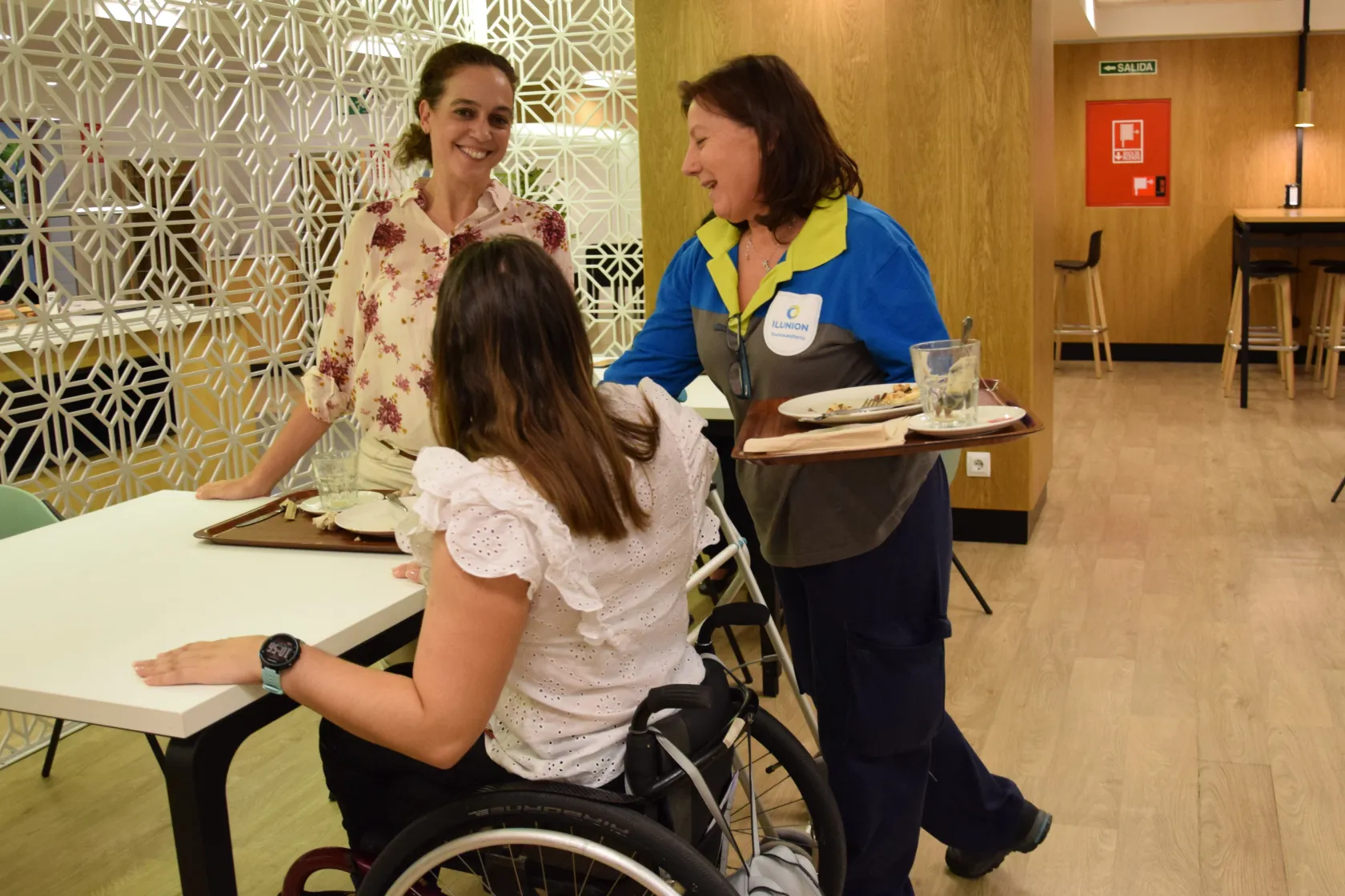 Fotografía en la que aparecen tres personas que participan en el proyecto 'DiscWork'