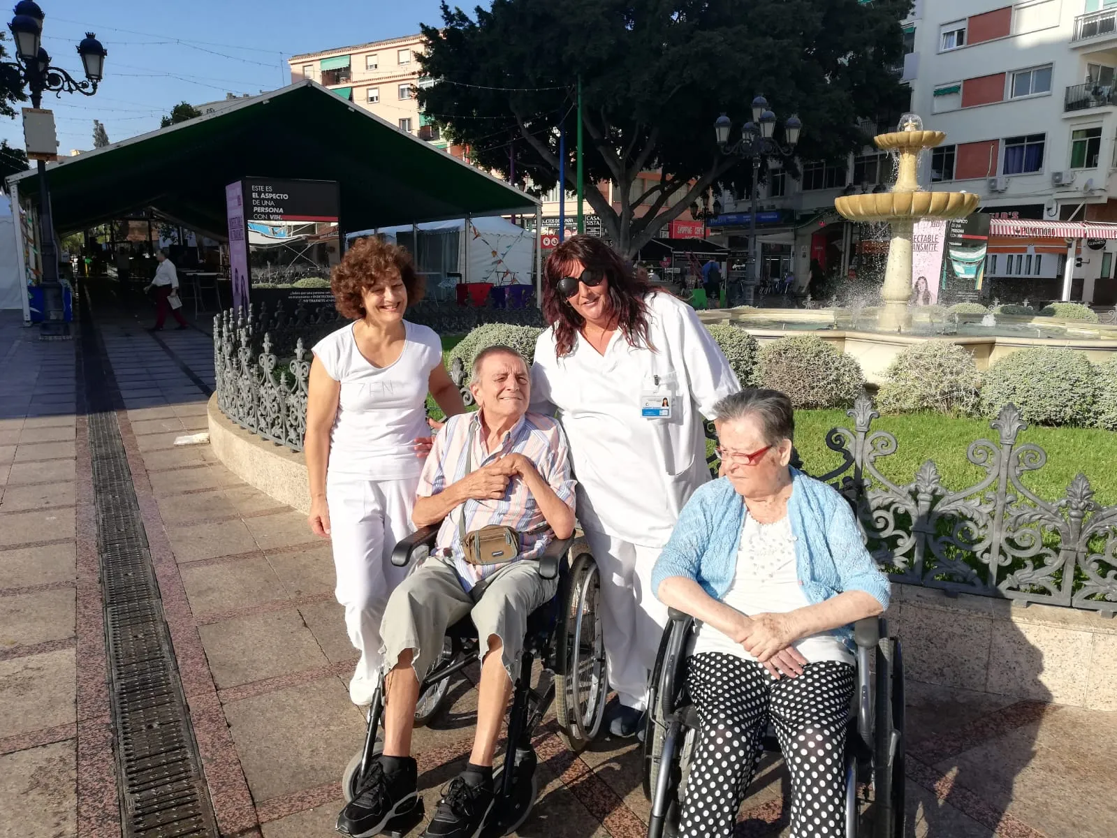 Dos de los usuarios acompañados por dos profesionales del SAD Ayto Torremolinos