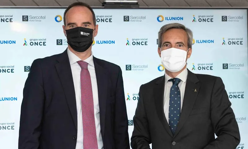 De izquierda a derecha, José Rodríguez Pousa, CEO de Sercotel Hotel Group, y Alejandro Oñoro, CEO de ILUNION