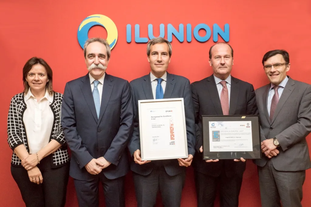 Foto de familia de la entrega del sello EFQM a ILUNION