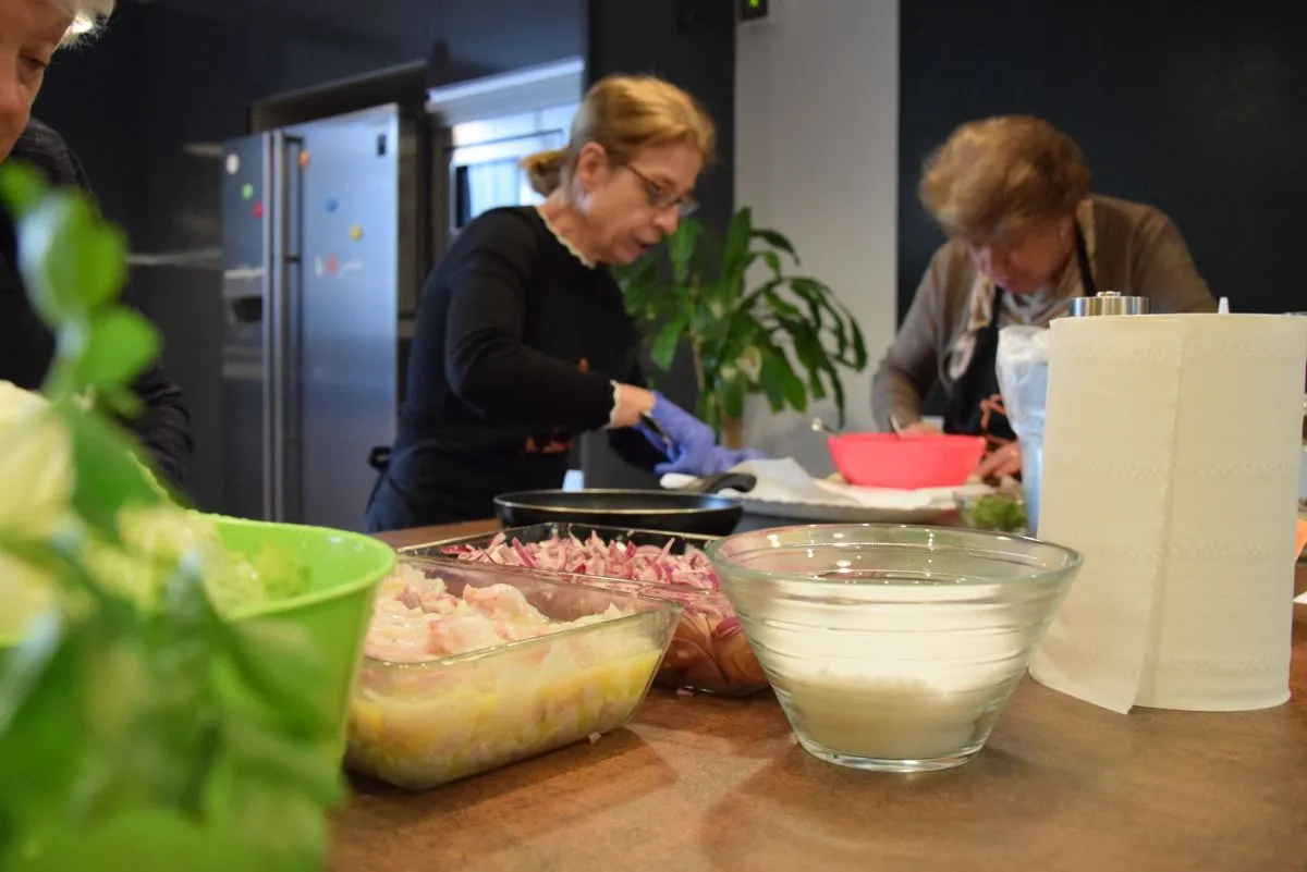 Un momento del taller de cocina navideña en el alumna y profesora preparan una de las viandas