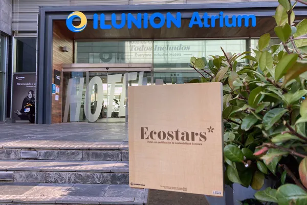 Foto de la entrada del hotel ILUNION Atrium con el sello Ecostars