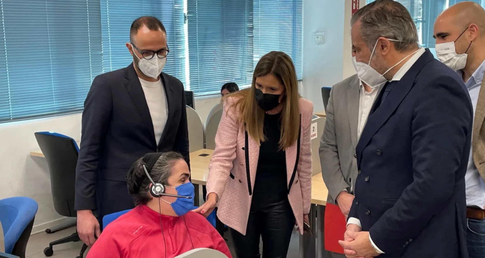 Susana Sánchez, directora general de ILUNION Contact Center BPO, charla con una trabajadora durante la visita del consejero 