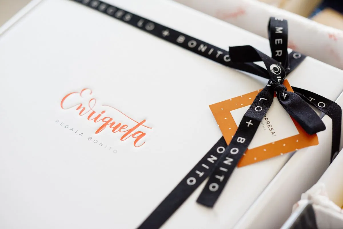 Fotografía de una de las cajas de Enriqueta Regala Bonito