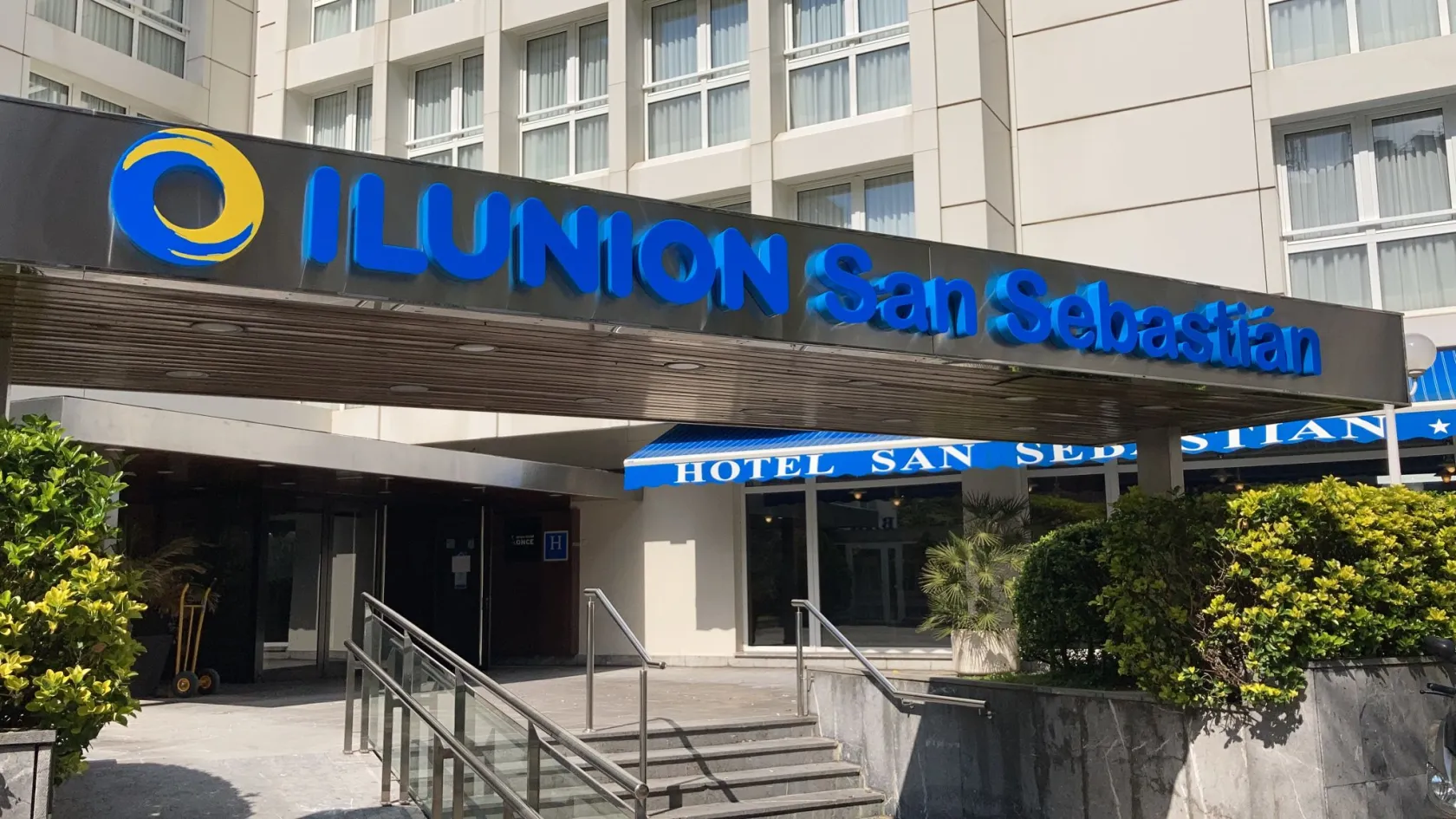 Fachada del ILUNION San Sebastián con el cartel en la puerta 
