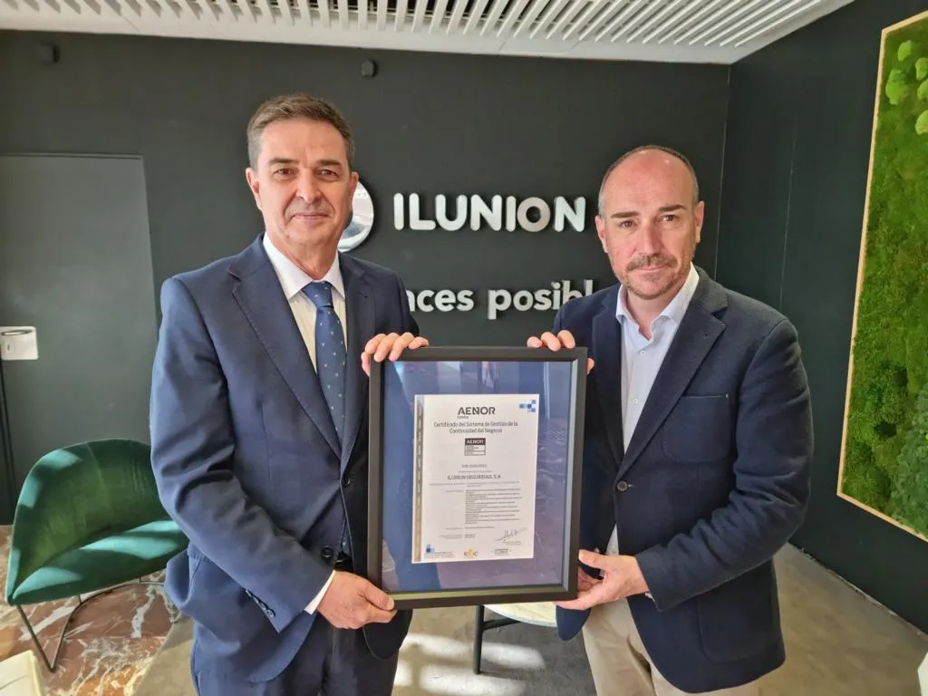 De izquierda a derecha, Gonzalo Piédrola y Jaime Calzado con la certificación de AENOR.