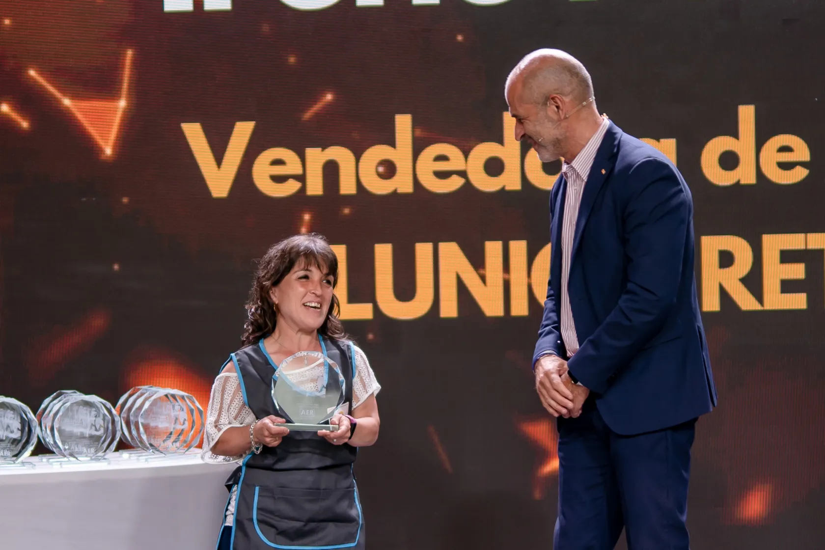 Momento de la entrega del Reconocimiento a la Labor del Retail Esencial durante el confinamiento a ILUNION Retail