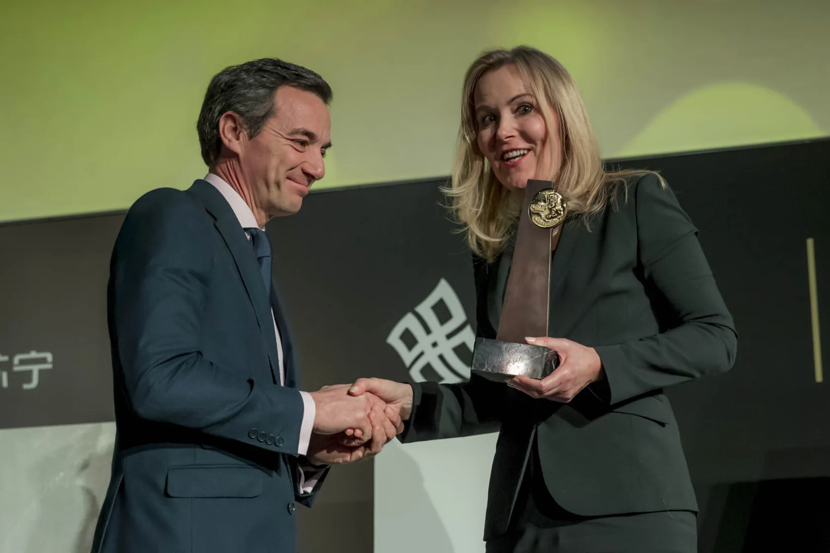 José Ángel Preciados, director general de ILUNION Hotels junto a Tanja Mihalic, miembro del Comité de Ética de la Organización Mundial del Turismo