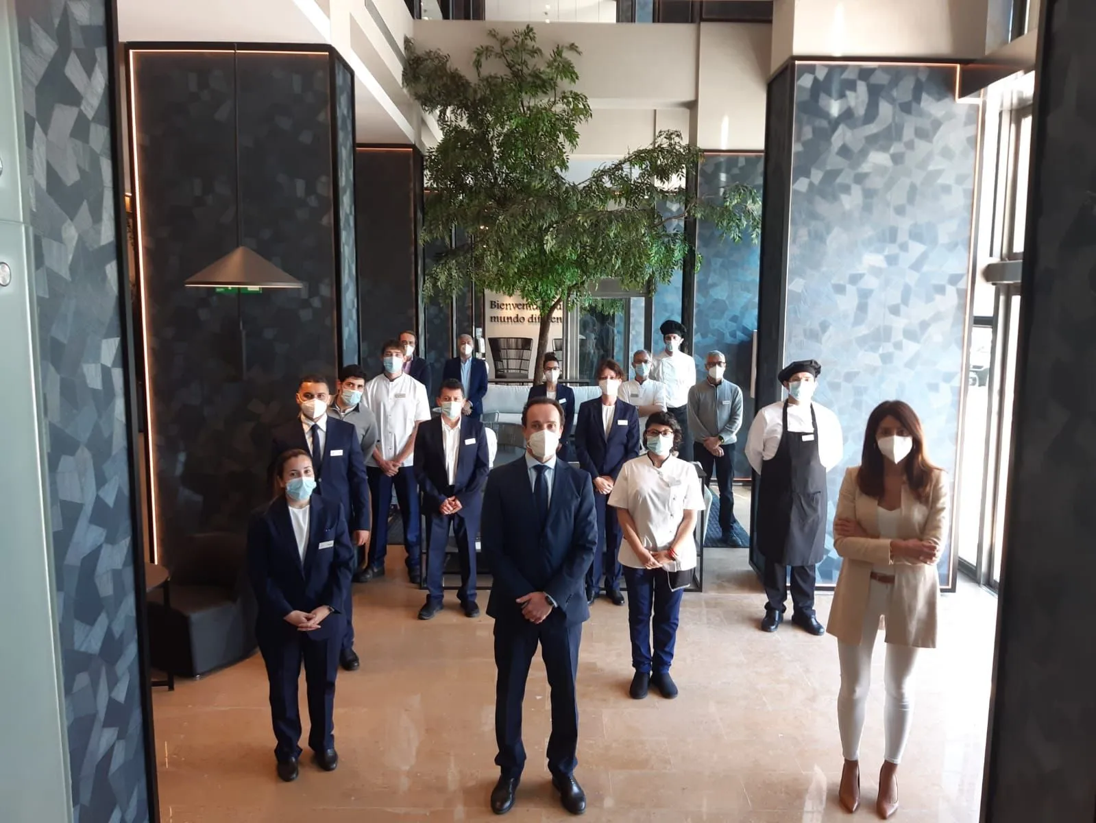 Foto de familia del hotel ILUNION Valencia 4 todos con mascarillas 