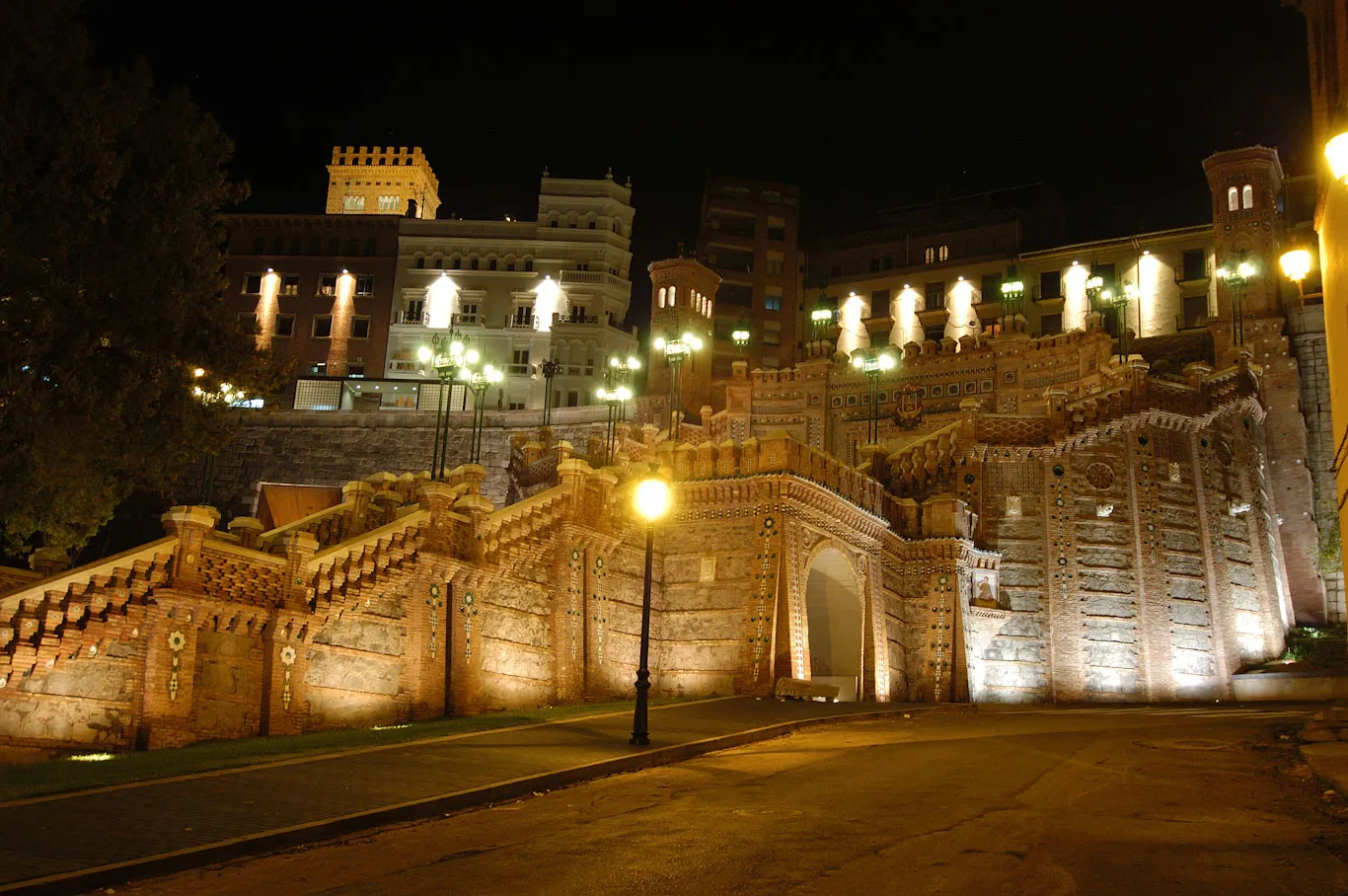 Foto nocturna de la escalinata de Teruel