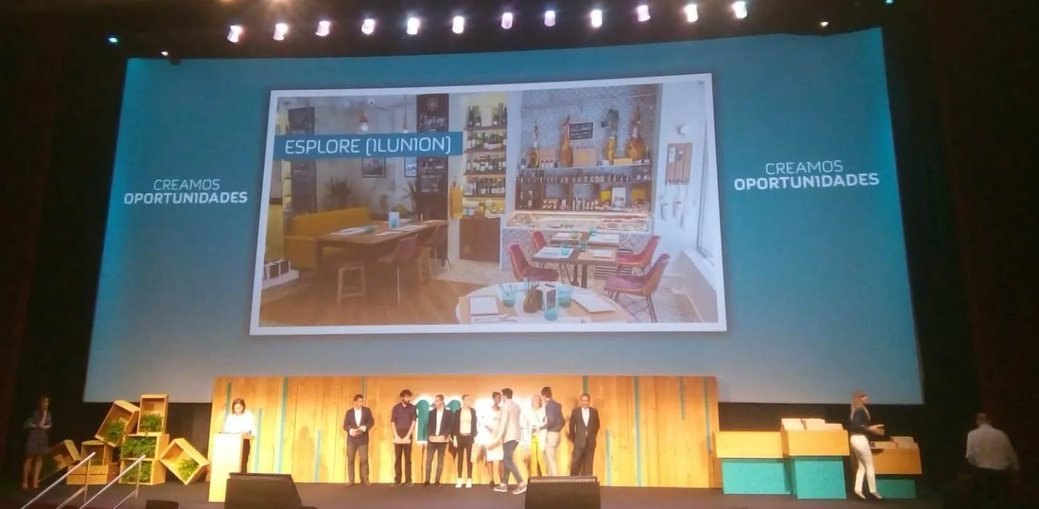 Alumnos del programa 'Creamos Oportunidades en Hostelería' en el escenario durante el acto de clausura