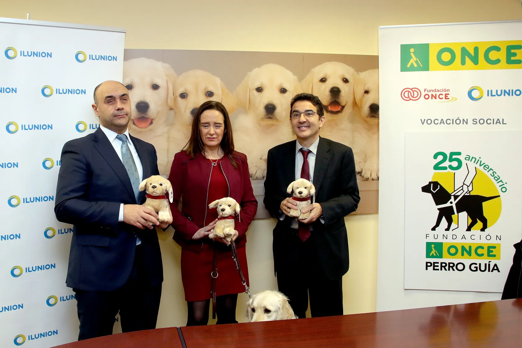 Fotografía en la que aparecen los firmantes del acuerdo entre ILUNION Retail y la Fundación ONCE del Perro Guía