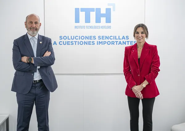 Imagen de Javier García y Patricia Otero en la firma del acuerdo entre el ITH e ILUNION