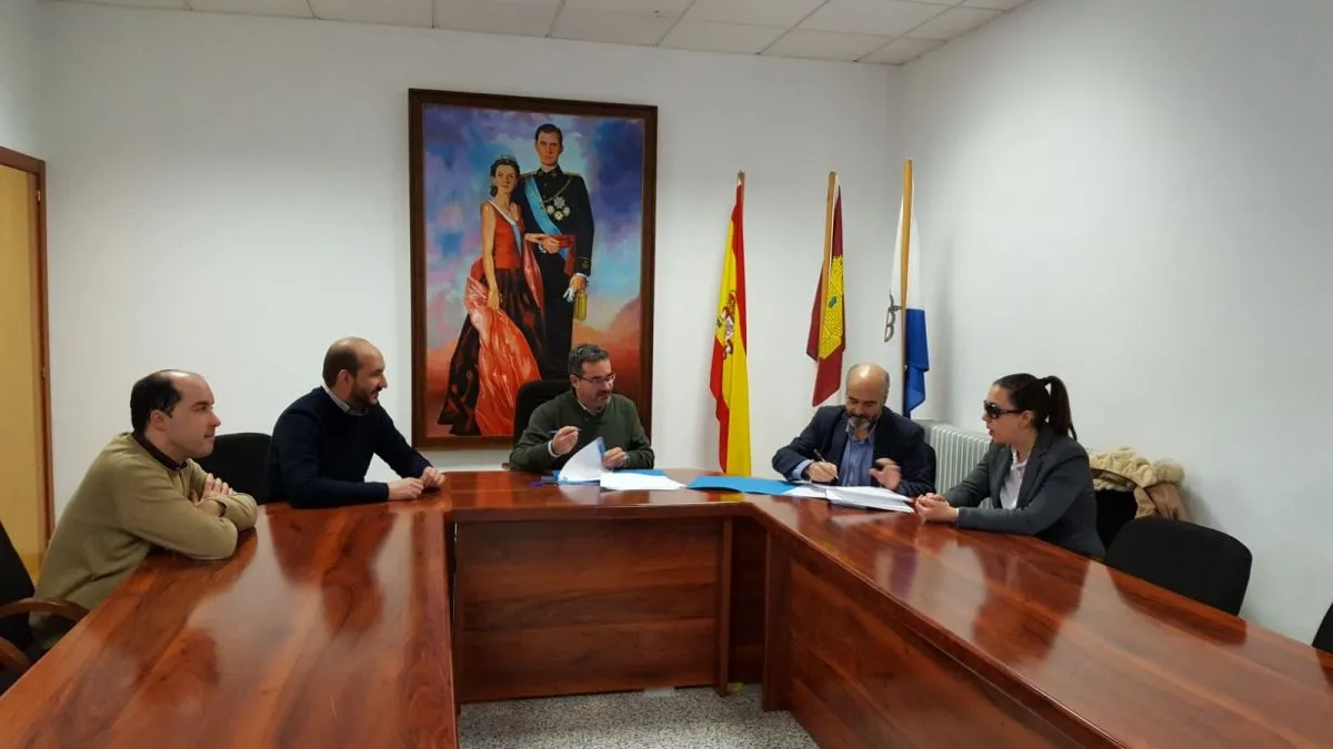 Fotografía de la firma del protocolo entre Mancha Norte e ILUNON Tecnología y Accesibilidad 