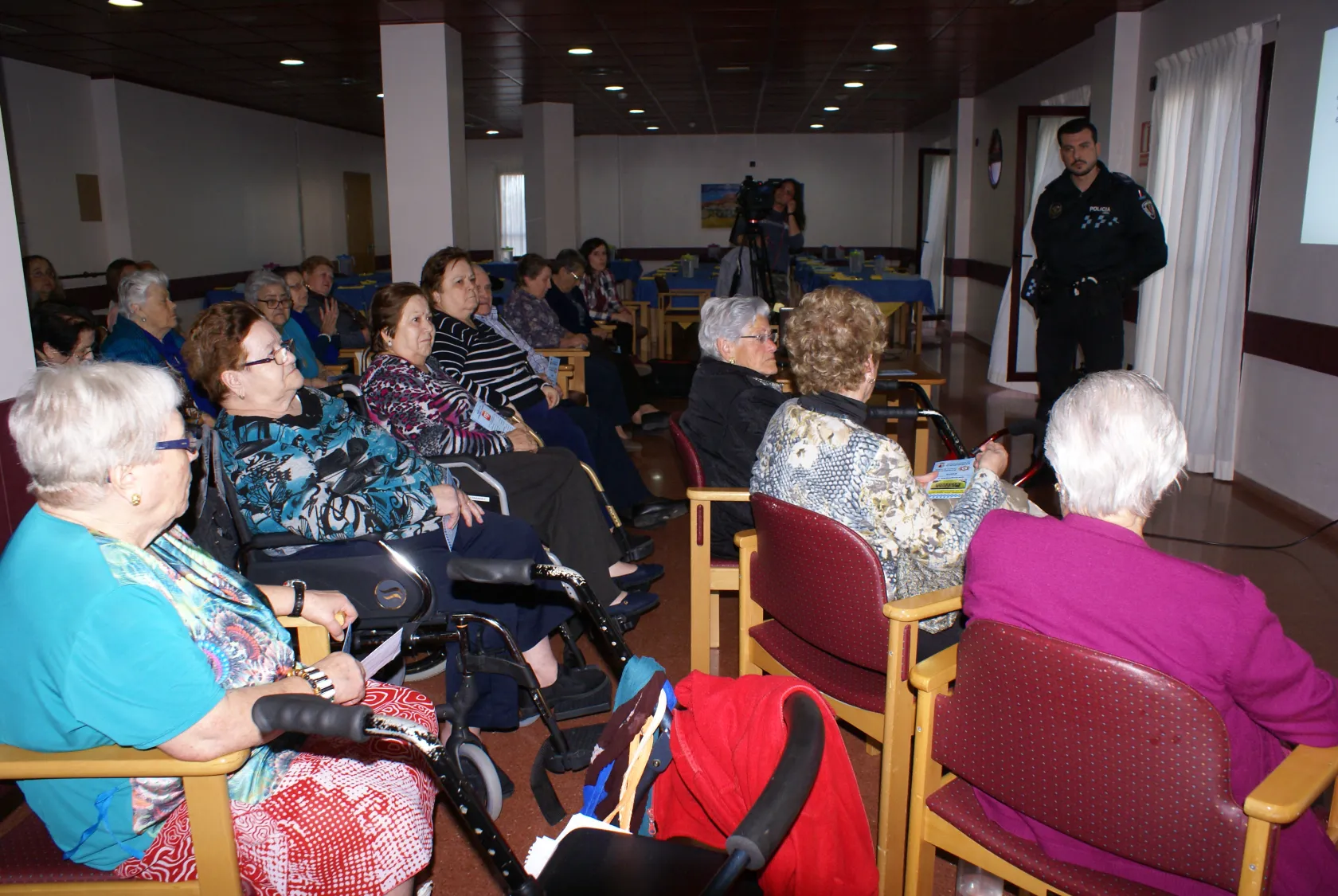 La policía enseña a usuarios de la residencia y el servicio de teleasistencia de ILUNION en Calasparra a autoprotegerse de timadores y ladrones
