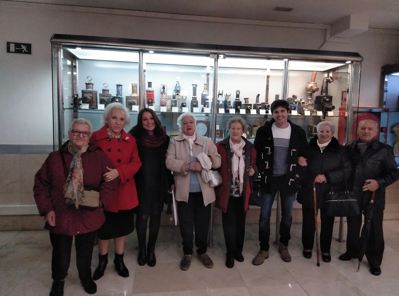 Personas usuarias del Servicio de Teleasistencia del Ayuntamiento de Madrid disfrutan de una tarde de cine ‘La buena esposa’