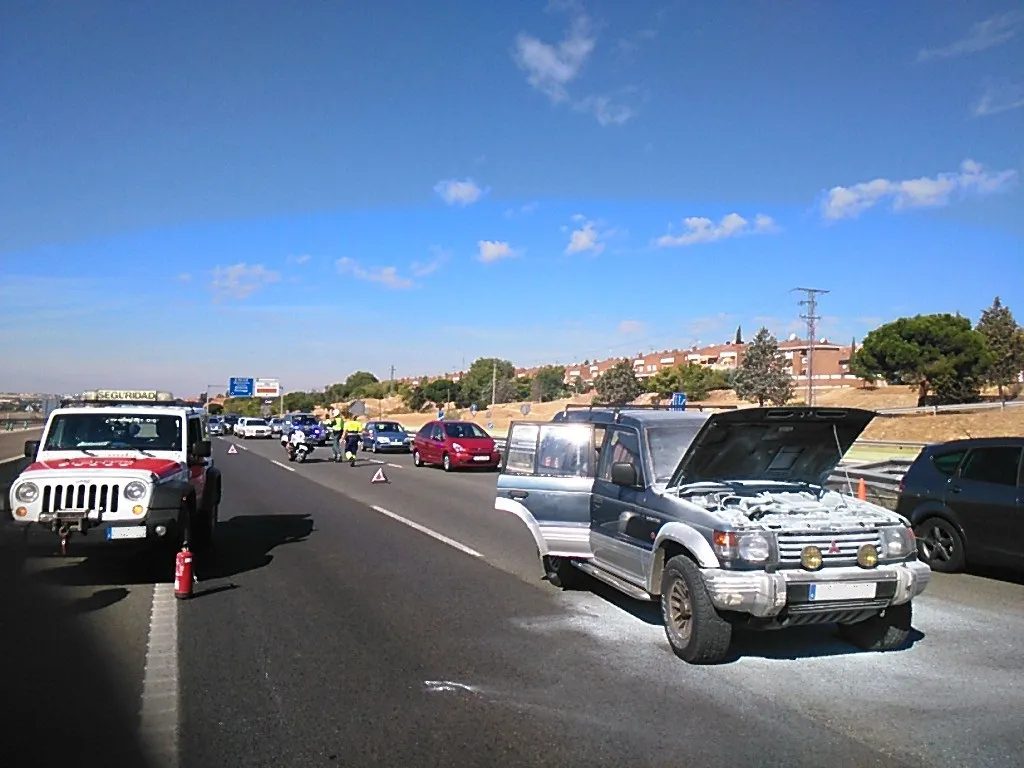 Coche quemado en la carretera 