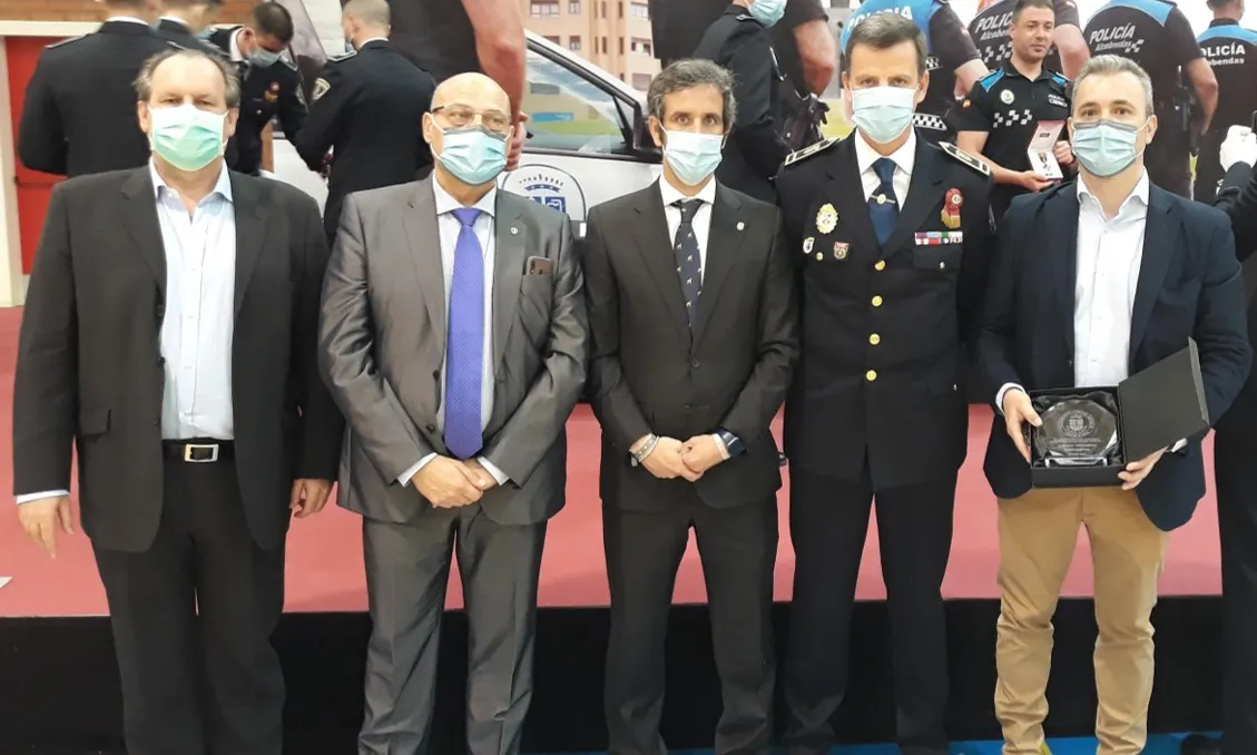 Foto de familia de ILUNION Seguridad tras recibir la placa del Ayuntamiento de Alcobendas