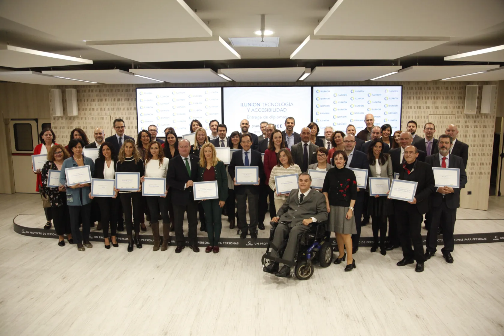 Los receptores del diploma posan en el auditorio de Torre ILUNION.