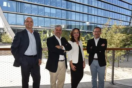 Fotografía de familia en la que aparece la directora gerente de ILUNION Tecnología y Accesibilidad, Ana Uruñuela, entre otros