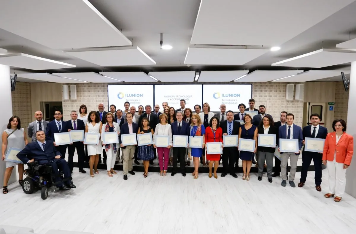 Foto de familia de la entrega de diplomas de ILUNION Tecnología y Accesibilidad