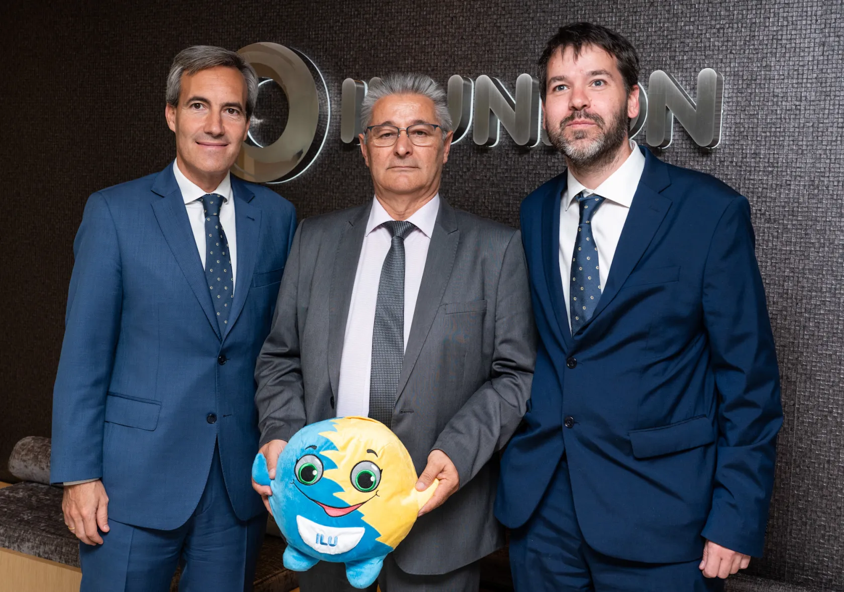 Fotografía de familia de la firma. De izquierda a derecha: el consejero delegado de ILUNION, Alejandro Oñoro, el director general de Taxileón-Logiraees, Fernando Martínez, y el director corporativo de Estrategia de ILUNION, Alejandro Fernández. 