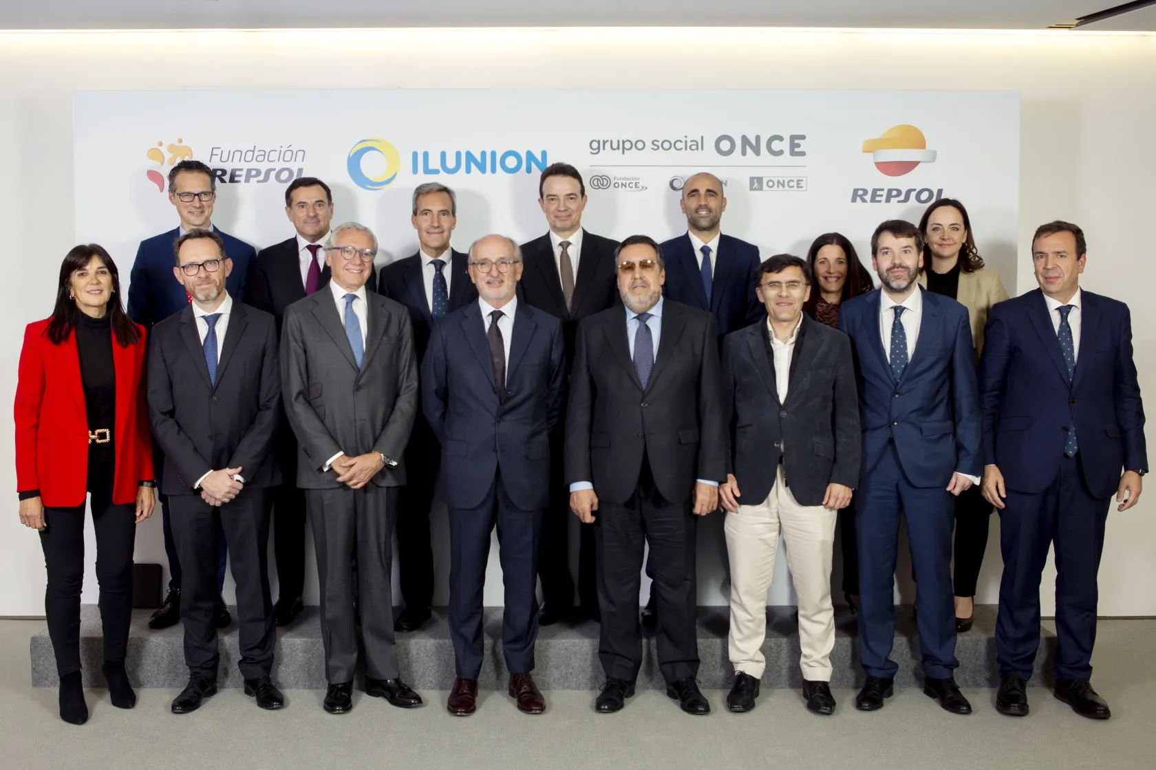Fotografía de familia de la firma de Fundación Repsol e ILUNION 