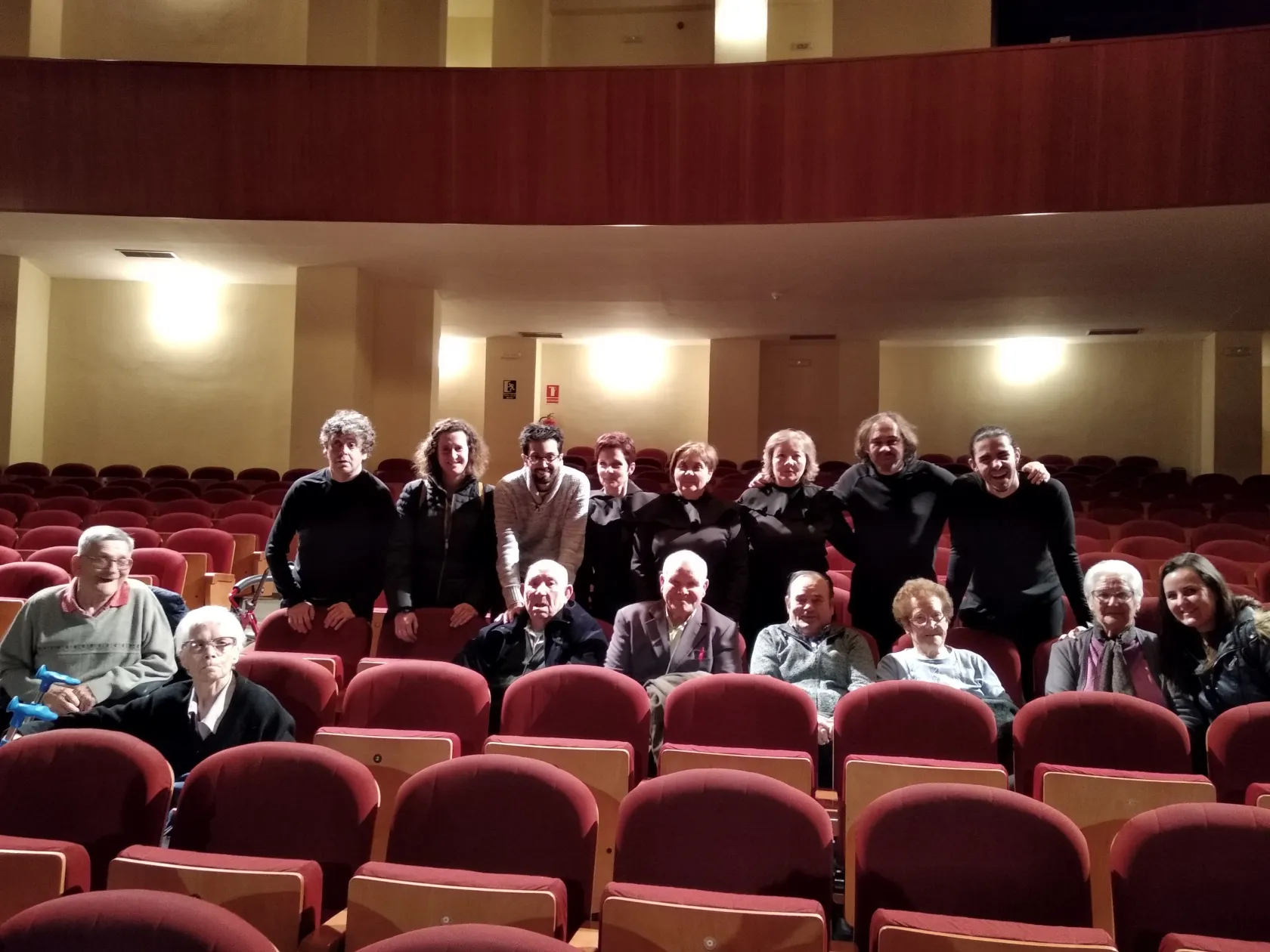 Usuarios de la residencia ILUNION La Solana descubren el teatro inclusivo de la mano de actores ciegos