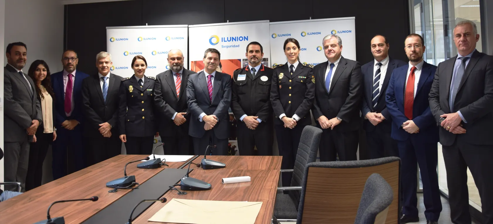 Foto de familia del acto de entrega de la mención honorífica 