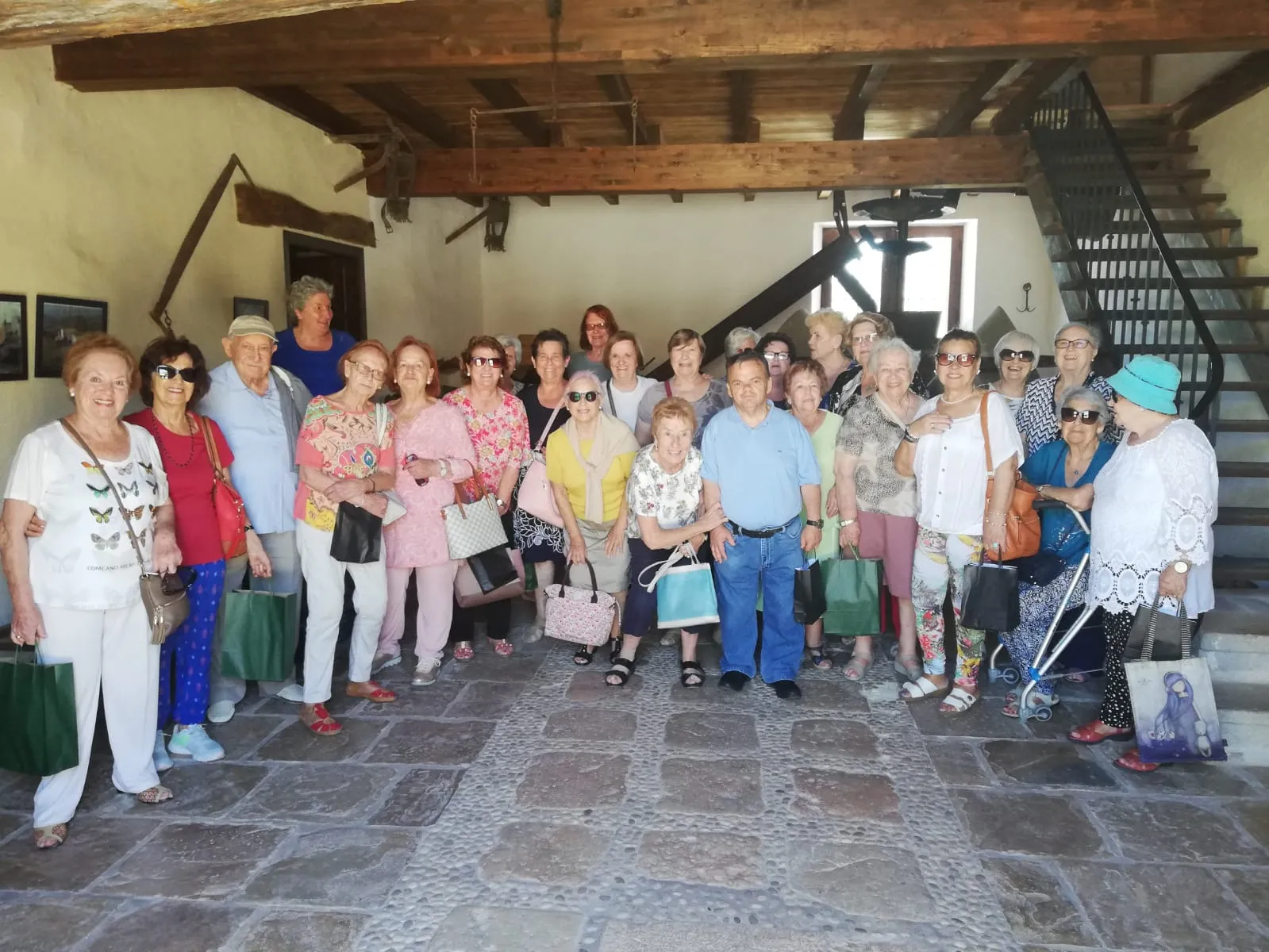 Foto de familia del grupo durante la visita al molino de aceite