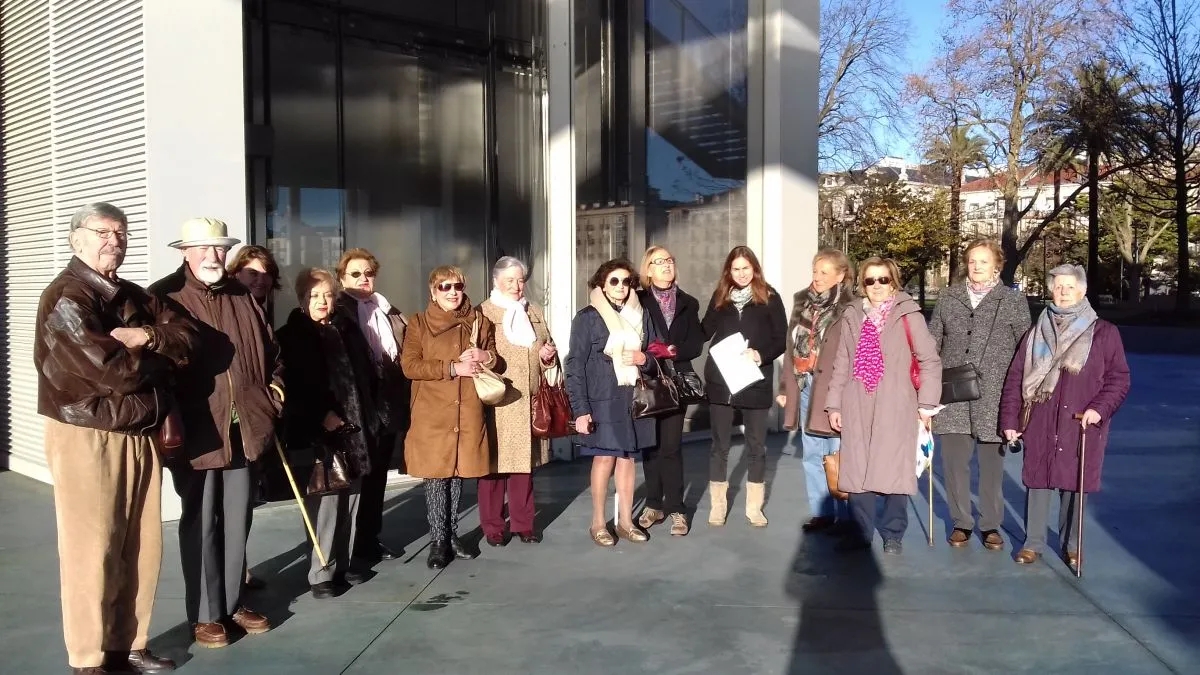 Fotografía de familia del grupo que visitó el Centro Botín