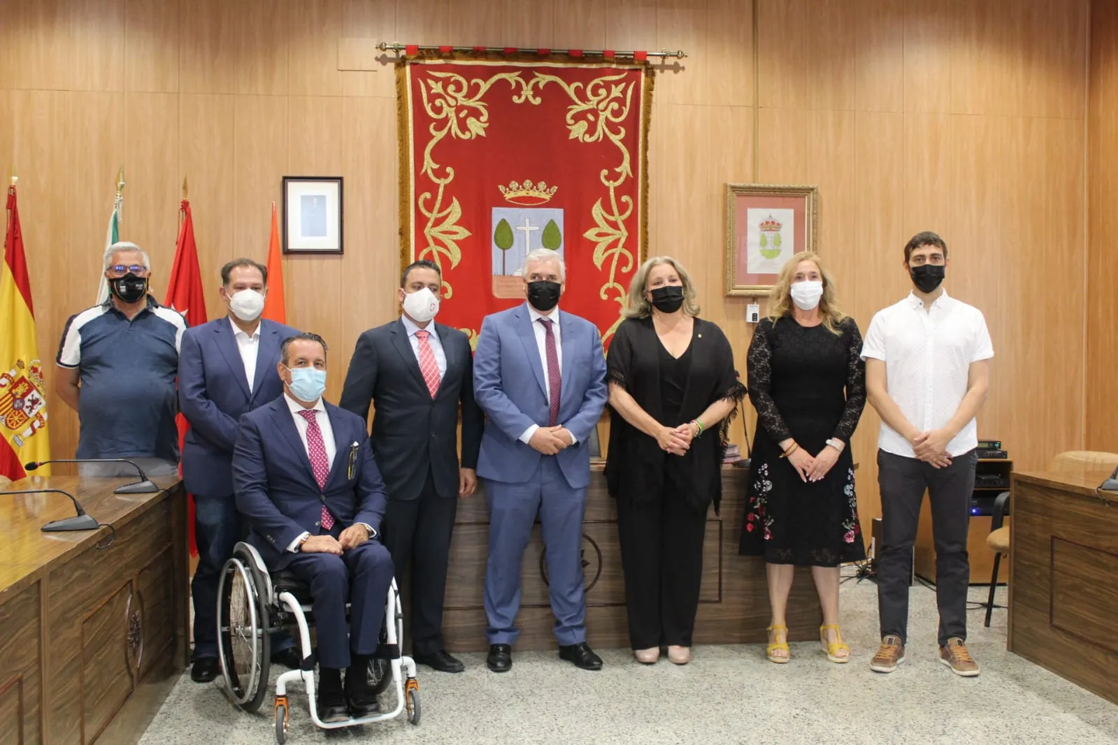 Foto de familia de responsables de ILUNION y del Ayuntamiento de El Álamo, tras la firma del convenio