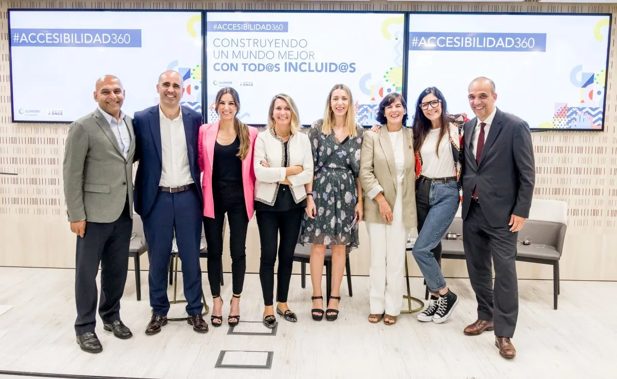 Fotografía de familia de la jornada celebrada por ILUNION Accesibilidad